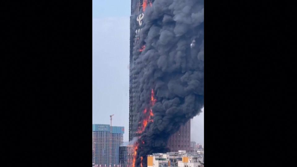 Chine : un gratte-ciel ravagé par un impressionnant incendie (vidéos)