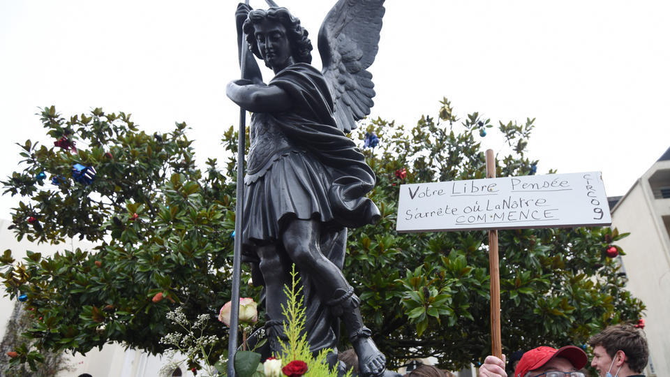 Sables d'Olonne : 500 personnes ont marché pour défendre la statue de Saint-Michel