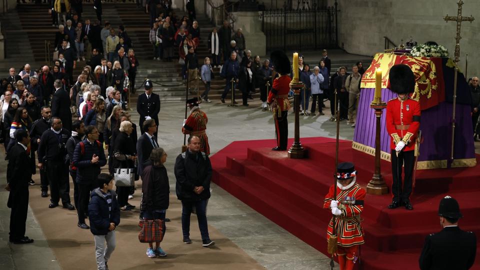 Mort d'Elizabeth II : un homme arrêté pour avoir tenté de toucher le cercueil