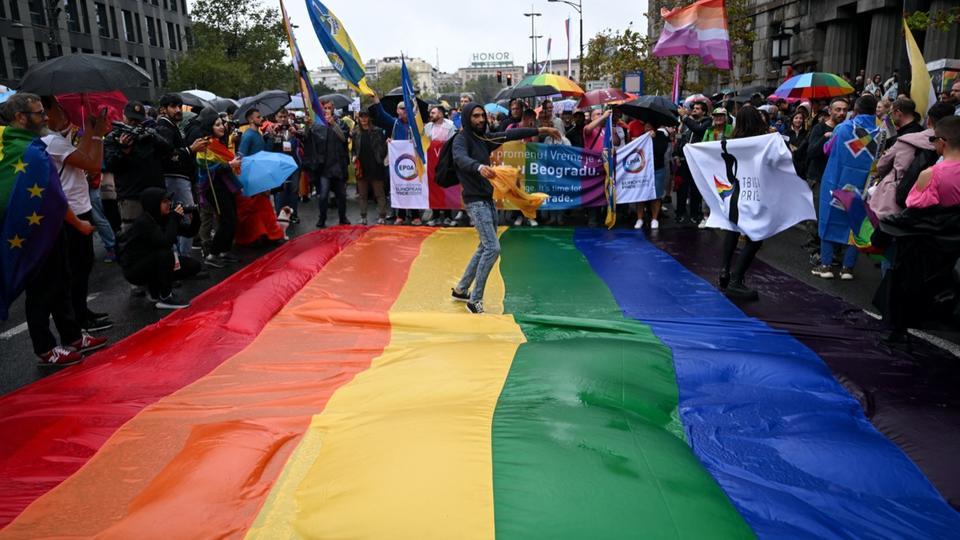 Serbie : malgré l'interdiction, des milliers de manifestants à la Gay Pride