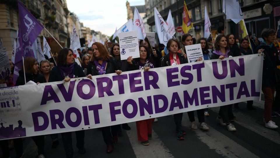 Droit à l'IVG : le texte d'Aurore Bergé visant à son inscription dans la Constitution validé en commission