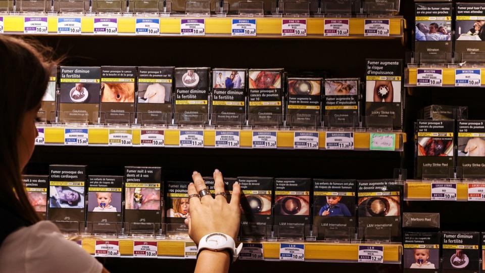 Prix des cigarettes : «hausse mécanique», pourquoi certains paquets vont-ils dépasser les 12 euros en 2024 ?