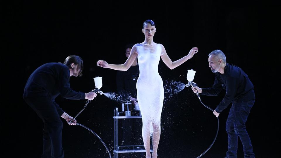 Fashion Week de Paris : L'étonnante robe en spray de la maison Coperni