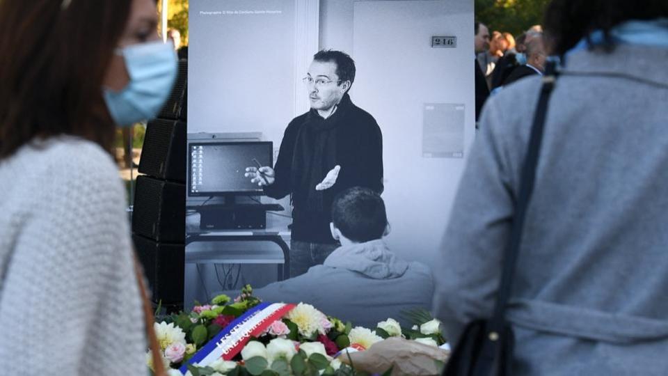 Samuel Paty : des hommages au professeur tué il y a deux ans dans un contexte scolaire alarmant sur la laïcité