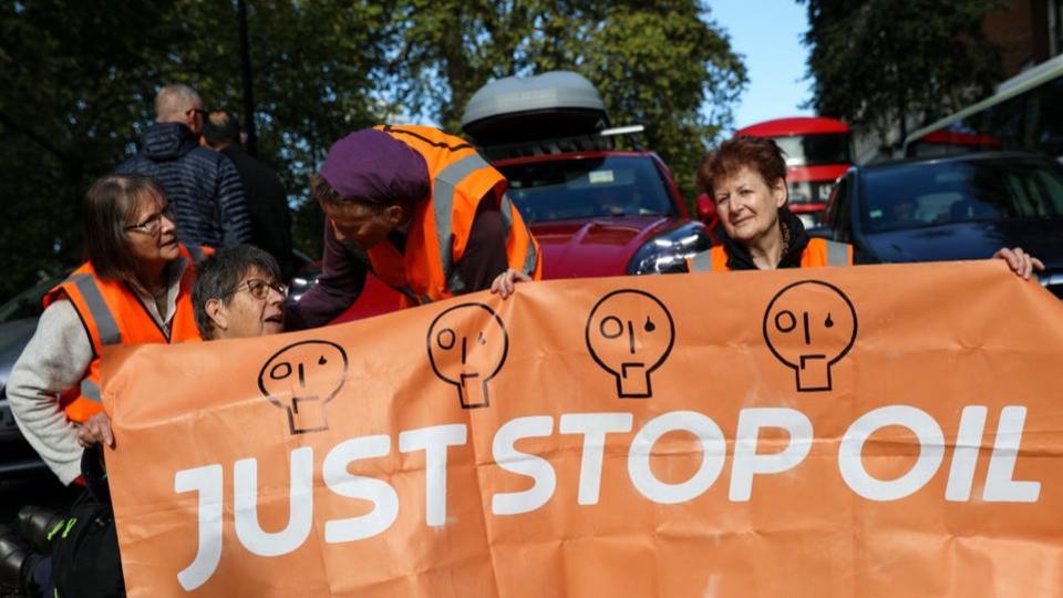 Royaume-Uni : des militants écologistes se rassemblent devant Downing Street pour interpeller Rishi Sunak