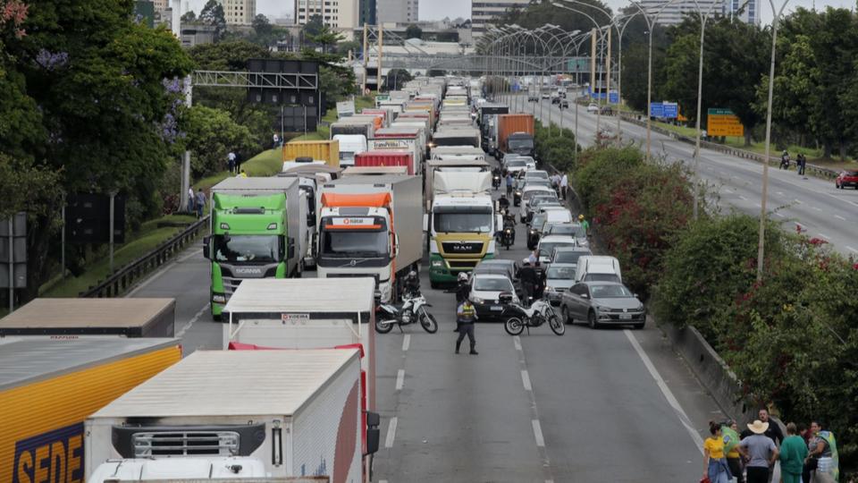 Brésil : des manifestants pro-Bolsonaro bloquent les routes pour protester contre le résultat de l'élection