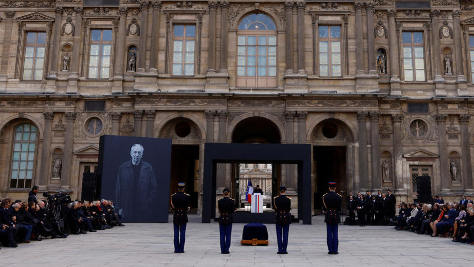 Pierre Soulages : le président de la République a rendu un hommage national au peintre dans la cour carrée du Louvre