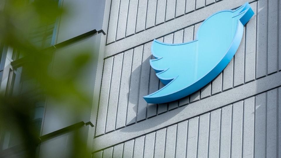 Twitter licencie «environ 50%» de ses employés dans le monde
