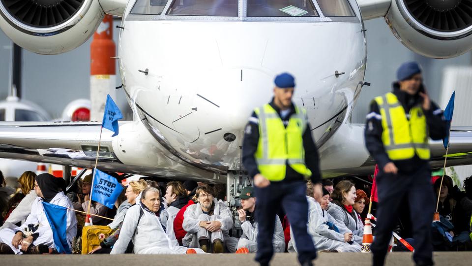 Pays-Bas : des activistes du climat investissent un aéroport pour empêcher le décollage de jets privés