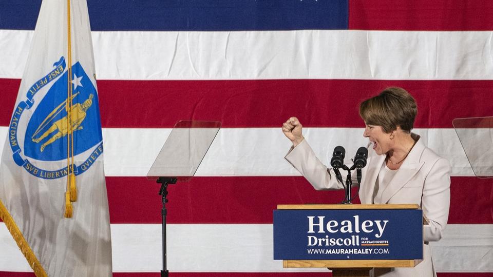 Elections de mi-mandat aux Etats-Unis : tout savoir sur Maura Healey, première gouverneure ouvertement lesbienne, élue ce mardi