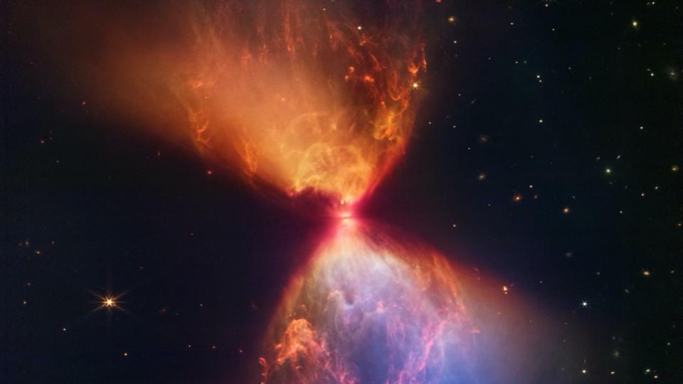 Espace : le télescope James Webb dévoile le sublime cliché d'un sablier de poussière autour d'une protoétoile