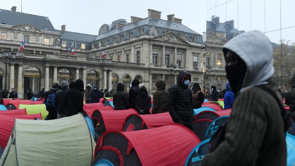 Paris : un camp de migrants improvisé s'installe face au Conseil d'Etat