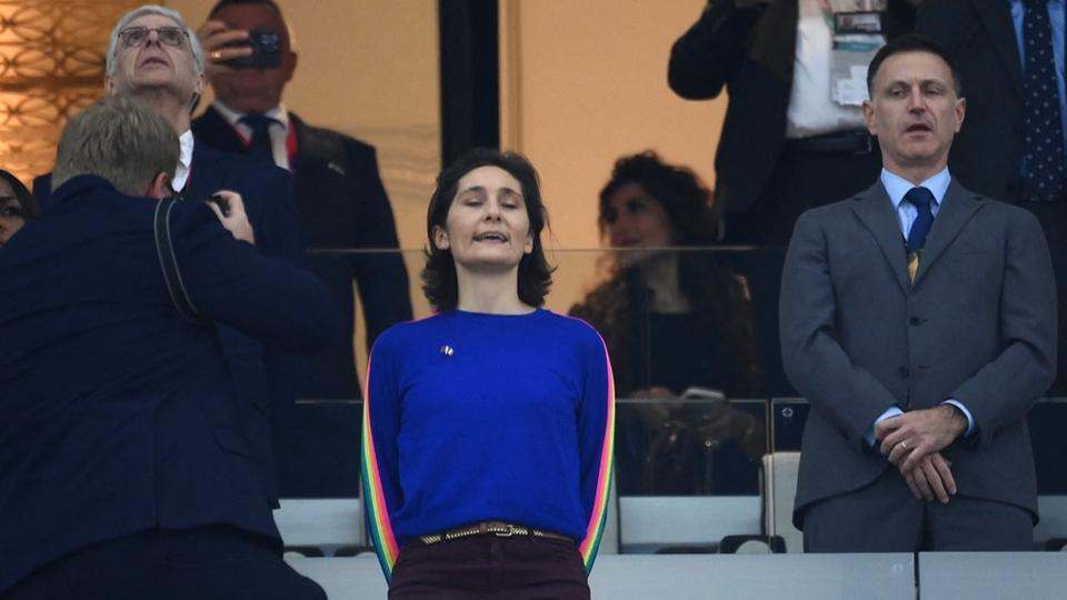 Coupe du monde 2022 : en tribune au Qatar, la ministre des Sports Amélie Oudéa-Castéra porte un pull aux couleurs de l'arc-en-ciel