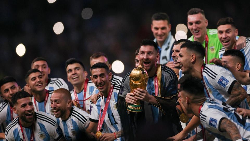 Coupe du monde 2022 : quelle est cette tenue portée par Lionel Messi au moment de soulever le trophée ?