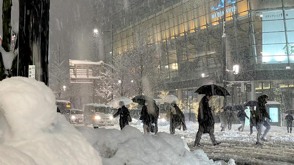 Japon : la neige et le froid font 17 morts