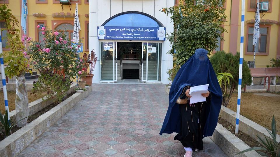 Afghanistan : les talibans interdisent aux filles d'accéder à l'université