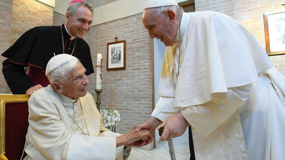 Le pape François annonce que Benoît XVI est «gravement malade»