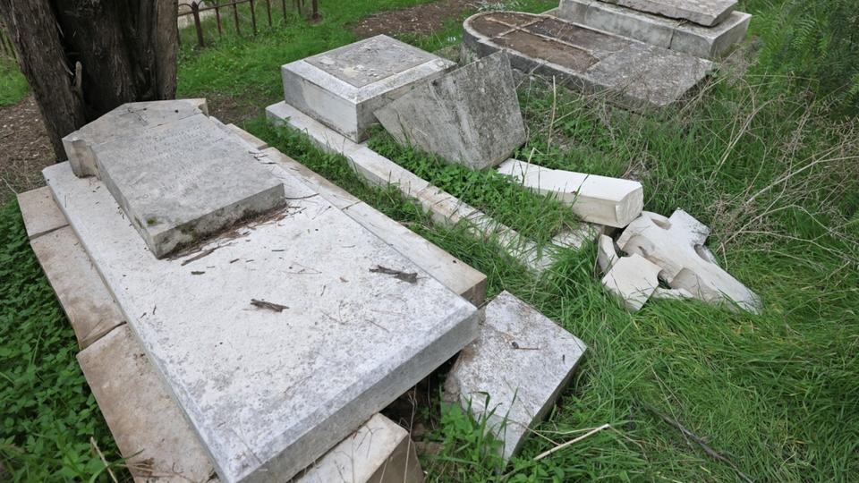 Jérusalem : des dizaines de tombes chrétiennes vandalisées