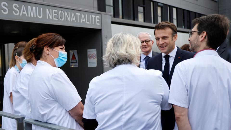Emmanuel Macron face aux soignants : le président veut une réorganisation du travail à l'hôpital «d'ici à juin»