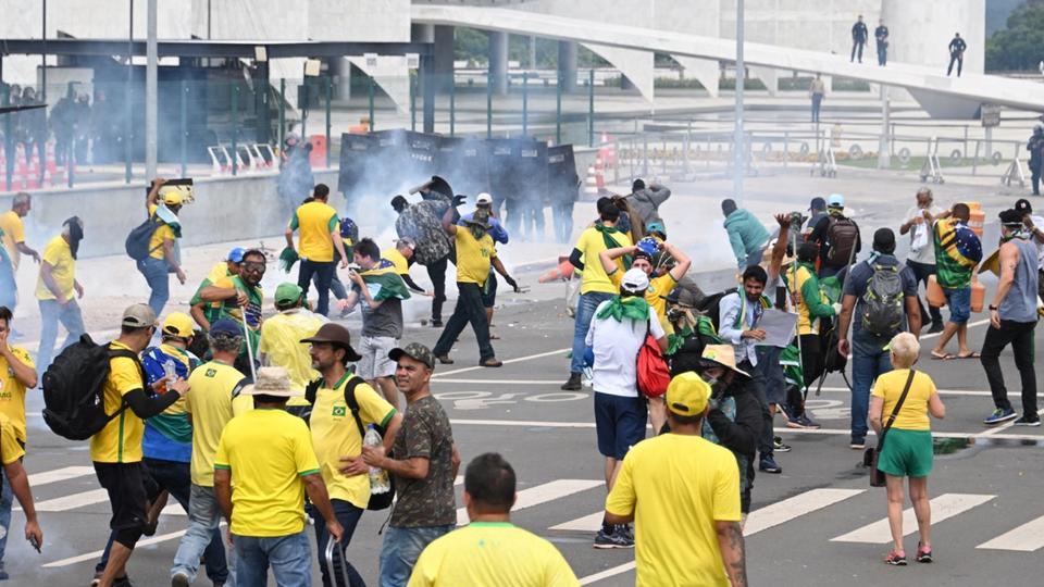 Brésil : les partisans de Jair Bolsonaro envahissent le Congrès, le palais présidentiel et la Cour suprême