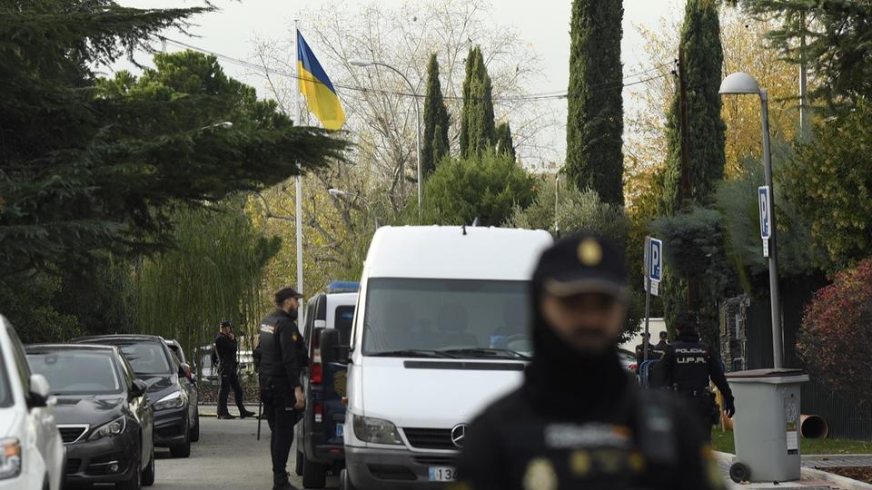 Espagne : un homme arrêté, suspecté d'avoir envoyé des lettres piégées à l'ambassade d'Ukraine et au Premier ministre Pedro Sanchez