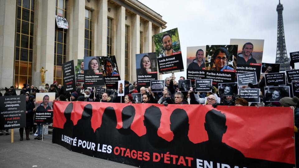 Paris : Les proches des sept otages français en Iran ont manifesté pour leur libération