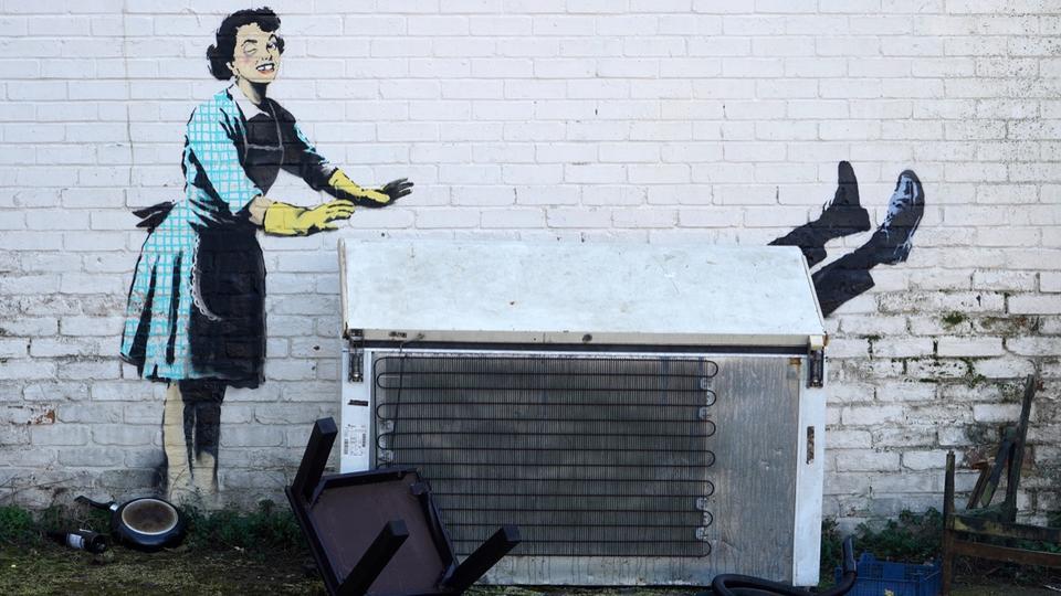Banksy dévoile une nouvelle oeuvre sur les violences conjugales, les services municipaux la dégradent