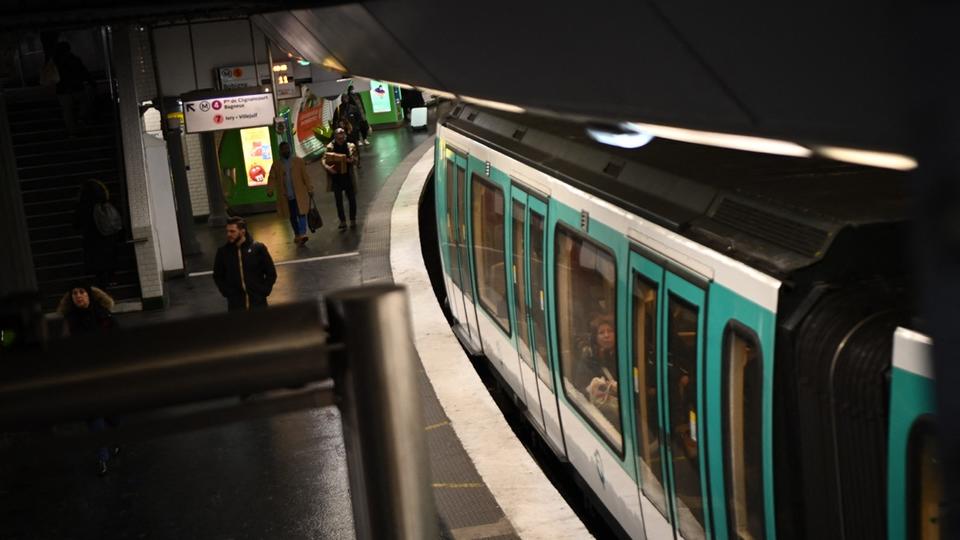 Paris : deux usagers du métro verbalisés avec des motos-cross en panne