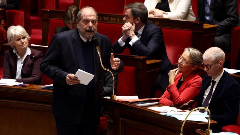 Assemblée nationale : Eric Dupond-Moretti adresse deux bras d'honneur à un député LR
