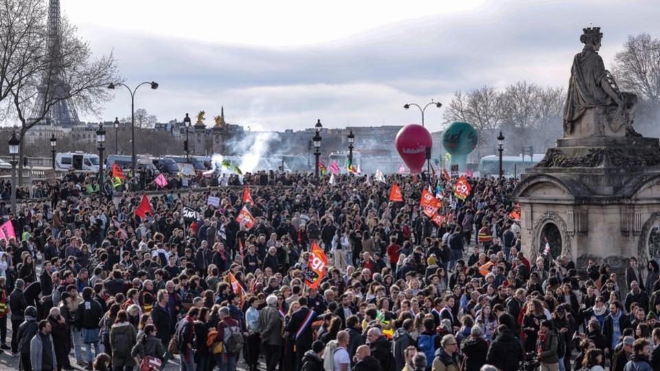 Réforme des retraites : des milliers de manifestants rassemblés à Paris après le recours au 49.3