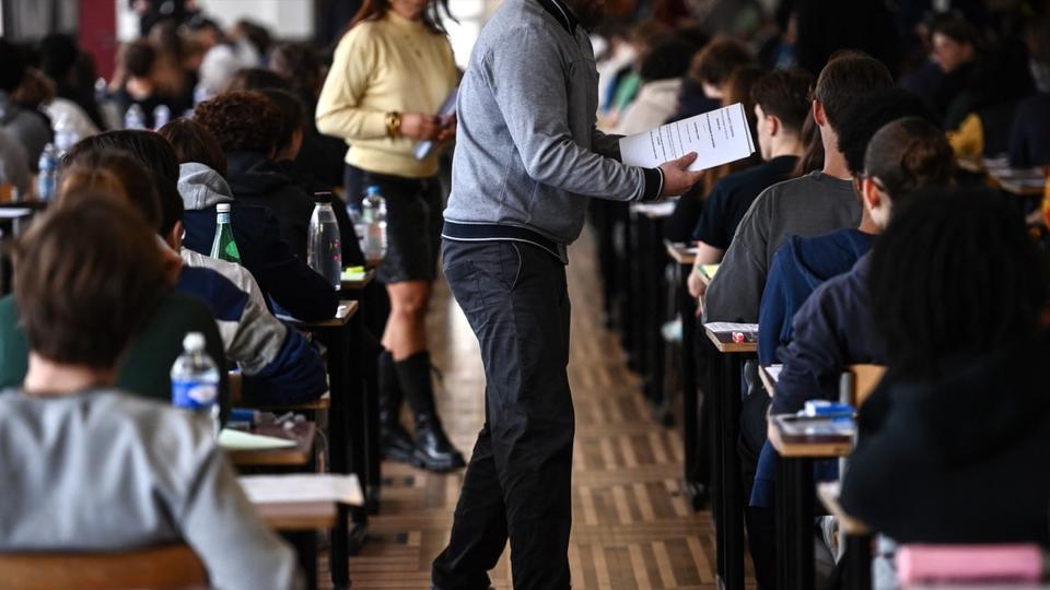 Baccalauréat 2023 : des professeurs distribuent de faux sujets sur le 49.3 pour sensibiliser les élèves
