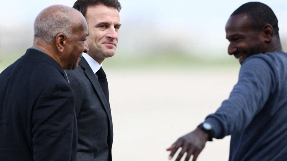 L'ex-otage Olivier Dubois accueilli par Emmanuel Macron pour son retour en France