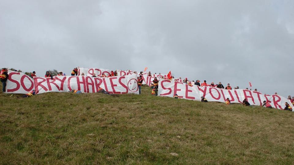 Retraites : des syndicalistes déploient une banderole «Désolé Charles» face aux côtes anglaises
