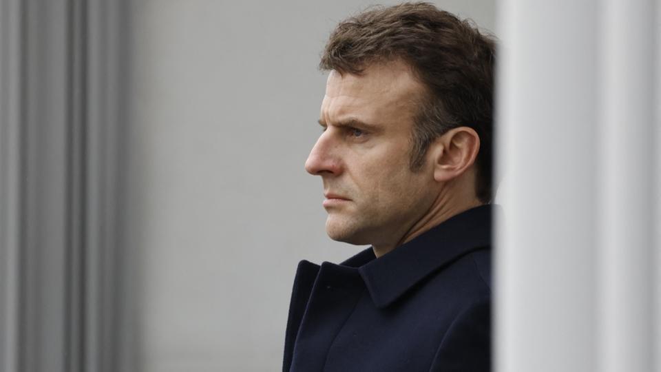 Emmanuel Macron rend hommage aux trois policiers, à l'infirmière et l'agent des routes tués