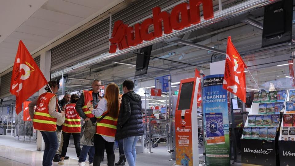 Nord : Employé depuis 20 ans chez Auchan, il est mis à pied pour avoir chanté trop fort dans les rayons
