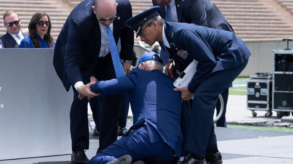 Vidéo : la chute de Joe Biden sur scène lors d'une cérémonie de l'armée de l'air