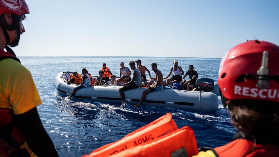 Italie : au moins 30 migrants portés disparus après le chavirement d'un bateau