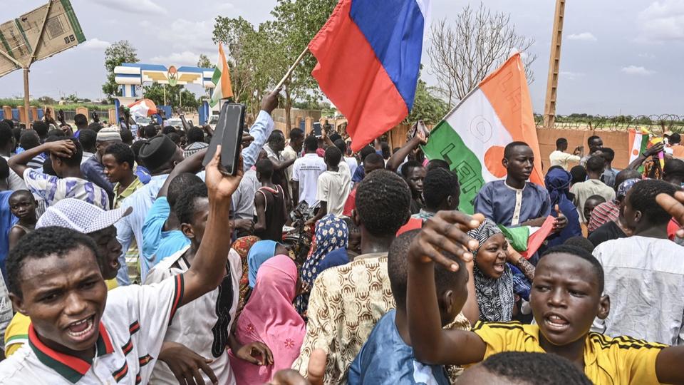 Coup d'État au Niger : des milliers de partisans des putschistes rassemblés près de la base militaire française à Niamey