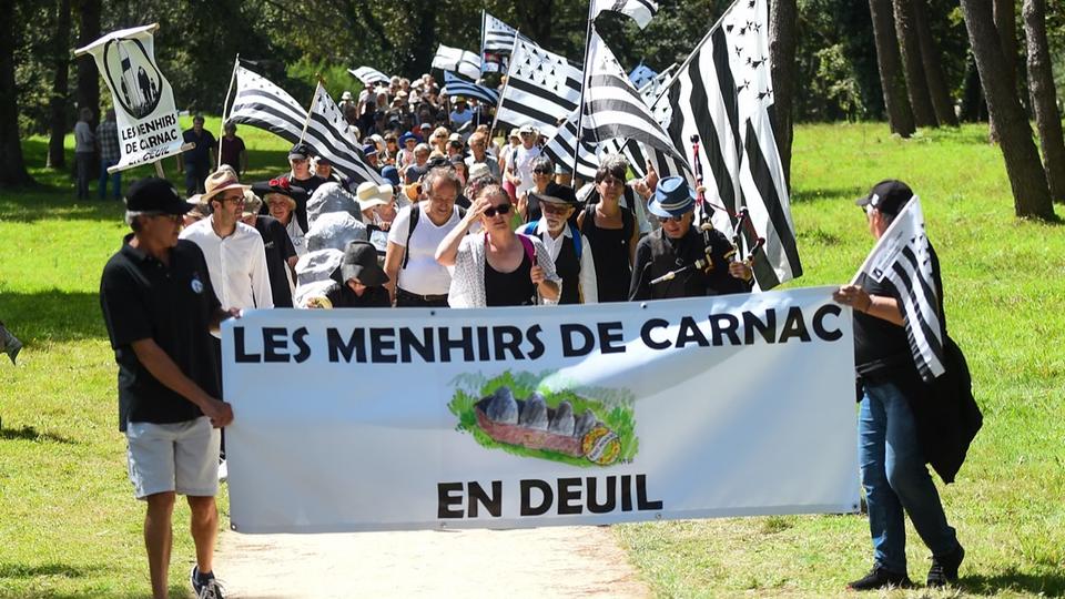 Bretagne : une marche à la mémoire des menhirs détruits à Carnac