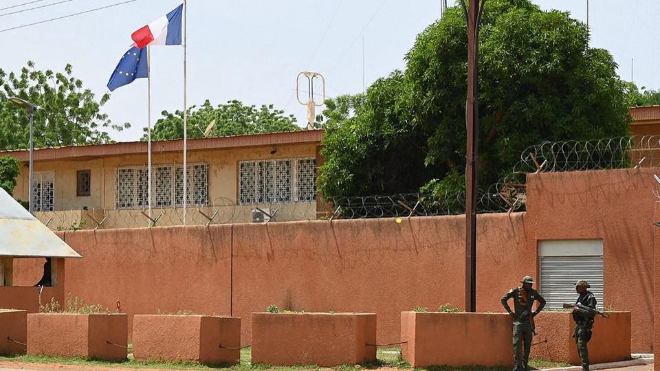 Niger : l'ambassadeur de France est «pris en otage», annonce Emmanuel Macron