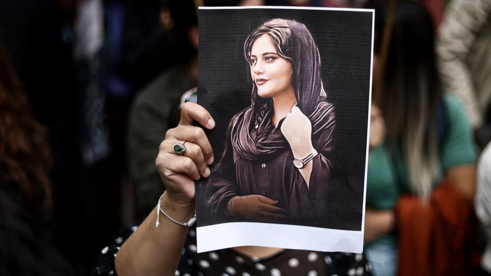 Iran : un an après la mort de Mahsa Amini, «les réseaux sociaux bouillonnent de rage contre le régime»