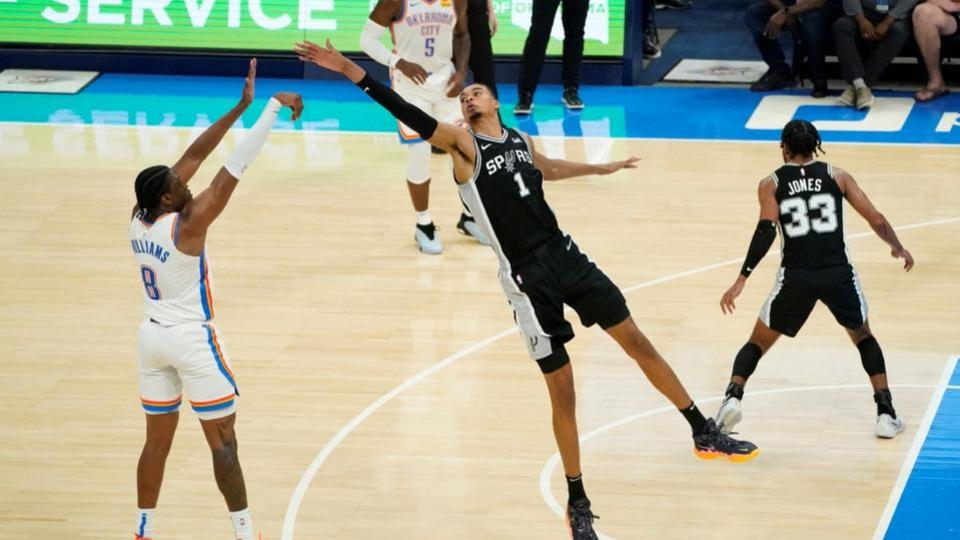 NBA : Victor Wembanyama impressionne pour ses débuts sous le maillot des Spurs de San Antonio (VIDEO)