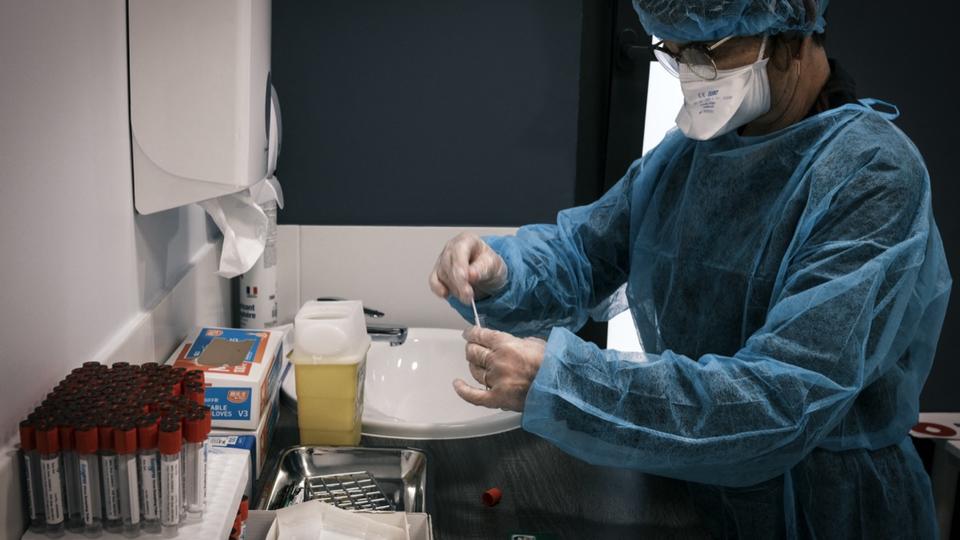 DIRECT - Coronavirus : le variant omicron «circule probablement depuis plusieurs semaines» en France, affirme Olivier Véran