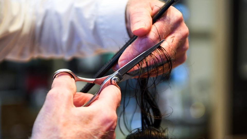Saint-Nazaire : un employé de salon de coiffure assène des coups de ciseaux à un client avant de s'enfuir