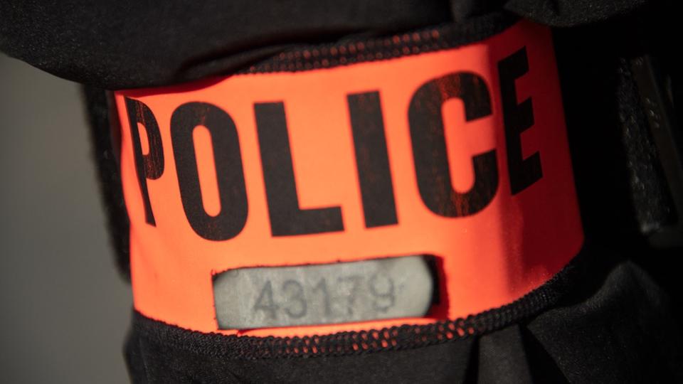 Val-de-Marne : trois individus cagoulés agressent un jeune de 15 ans à l'arme blanche et prennent la fuite