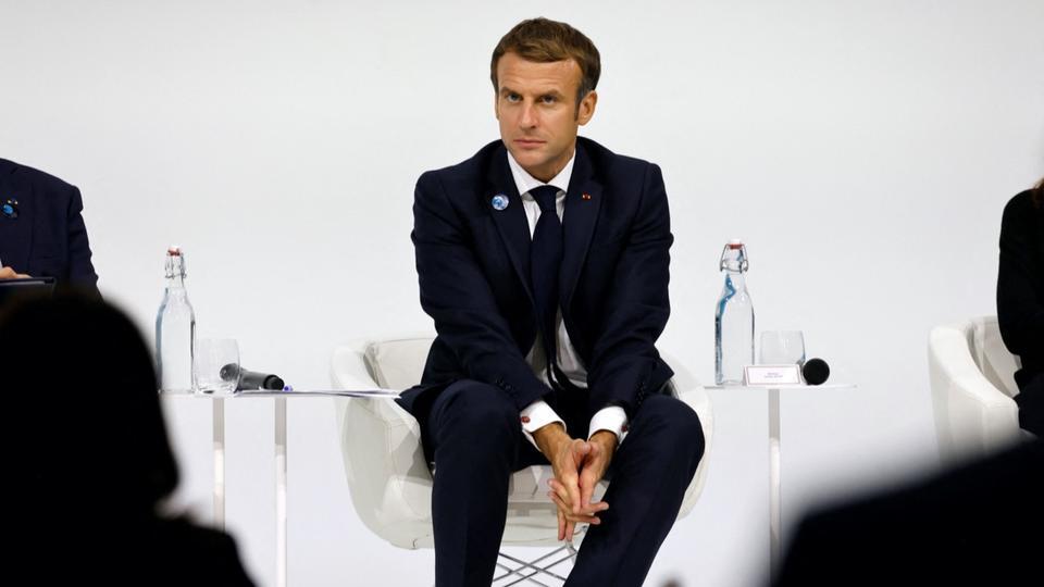 Présidentielle : pourquoi Emmanuel Macron prend-il son temps avant de se déclarer candidat ?