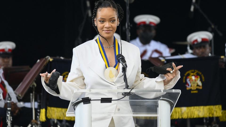 Rihanna enceinte de son premier enfant ? Des photos sèment le doute