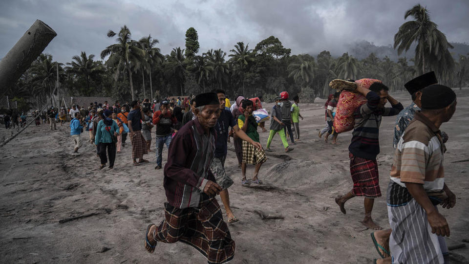 Indonésie : 13 morts dans l'éruption du volcan Semeru (vidéo)