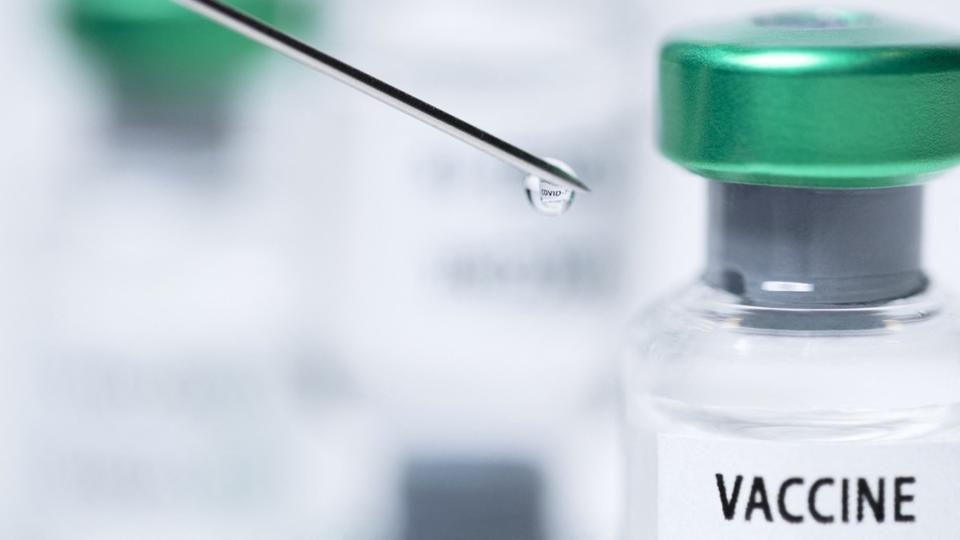 Variant Omicron : les vaccins actuels seraient toujours efficaces, selon l'OMS
