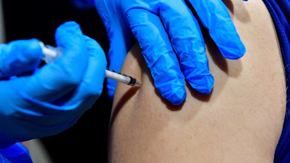 Il reçoit 10 injections de vaccin anti-Covid après avoir été payé par des antivax